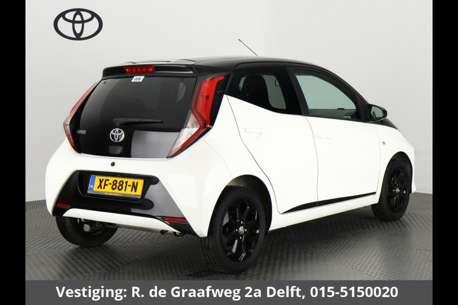 Toyota Aygo 1.0 VVT-i X-Joy Bi-Tone Automaat | Apple Carplay & AndroidAUTO | Climate Control | Camera | Privacy Glass |