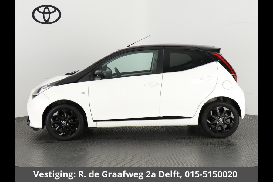 Toyota Aygo 1.0 VVT-i X-Joy Bi-Tone Automaat | Apple Carplay & AndroidAUTO | Climate Control | Camera | Privacy Glass |