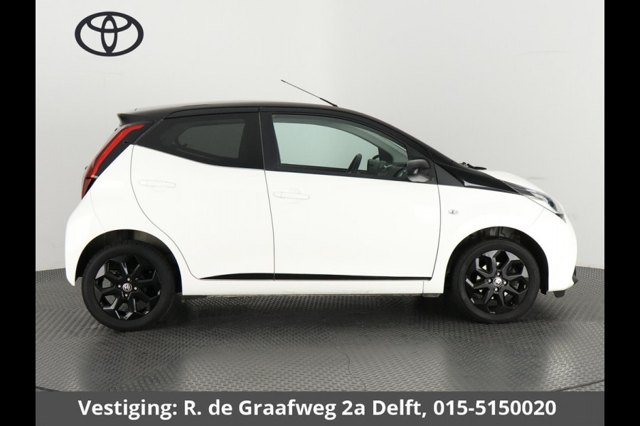 Toyota Aygo 1.0 VVT-i X-Joy Bi-Tone Automaat | Apple Carplay & AndroidAUTO | Climate Control | Camera | Privacy Glass |