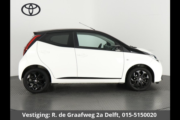 Toyota Aygo 1.0 VVT-i X-Joy Bi-Tone Automaat | Apple Carplay & AndroidAUTO | Climate Control | Camera | Privacy Glass |