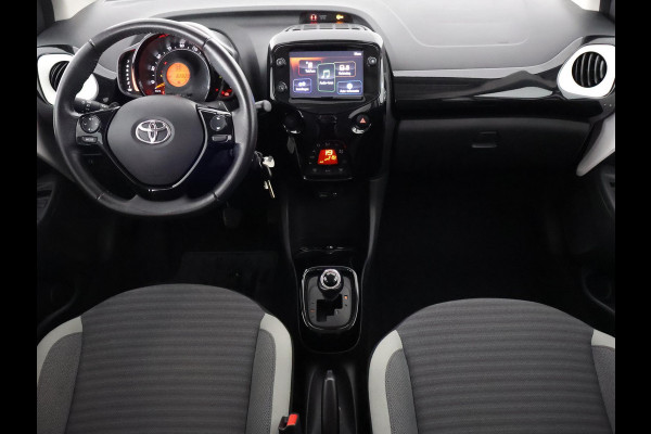 Toyota Aygo 1.0 VVT-i X-Joy Bi-Tone Automaat | Apple Carplay & AndroidAUTO | Climate Control | Camera | Privacy Glass |