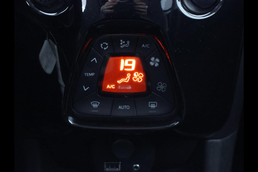 Toyota Aygo 1.0 VVT-i X-Joy Bi-Tone Automaat | Apple Carplay & AndroidAUTO | Climate Control | Camera | Privacy Glass |