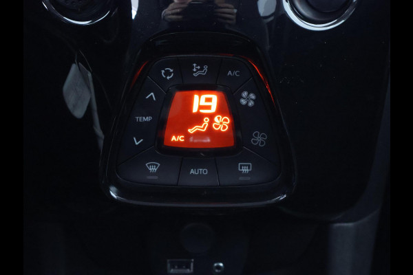 Toyota Aygo 1.0 VVT-i X-Joy Bi-Tone Automaat | Apple Carplay & AndroidAUTO | Climate Control | Camera | Privacy Glass |