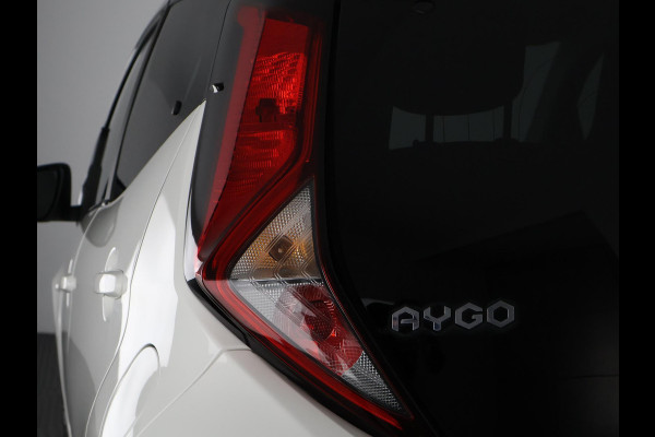 Toyota Aygo 1.0 VVT-i X-Joy Bi-Tone Automaat | Apple Carplay & AndroidAUTO | Climate Control | Camera | Privacy Glass |