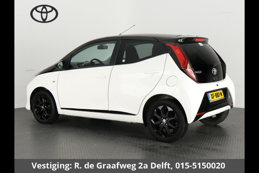 Toyota Aygo 1.0 VVT-i X-Joy Bi-Tone Automaat | Apple Carplay & AndroidAUTO | Climate Control | Camera | Privacy Glass |