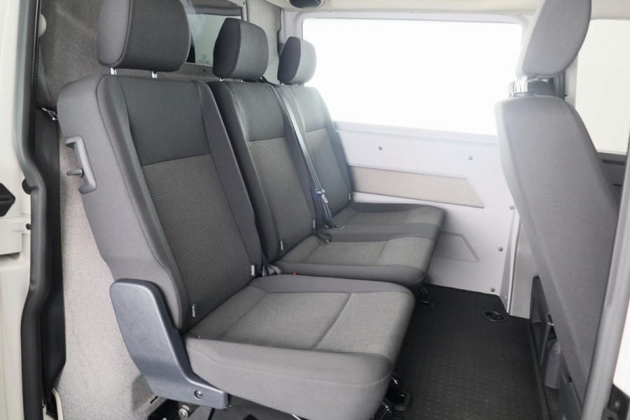 Volkswagen Transporter 2.0 TDI L2H1 30 Luxe DC Highline 150 pk Automaat (DSG) | Verlengde garantie | Navigatie via App | Trekhaak | Parkeersensoren achter | Achteruitrijcamera | Interieur voorverwarming |