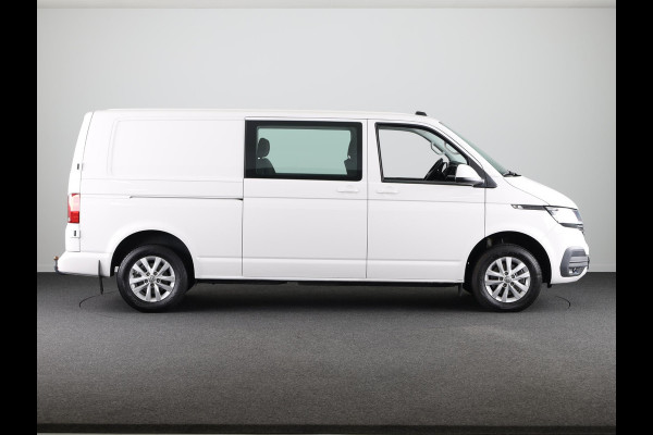 Volkswagen Transporter 2.0 TDI L2H1 30 Luxe DC Highline 150 pk Automaat (DSG) | Verlengde garantie | Navigatie via App | Trekhaak | Parkeersensoren achter | Achteruitrijcamera | Interieur voorverwarming |