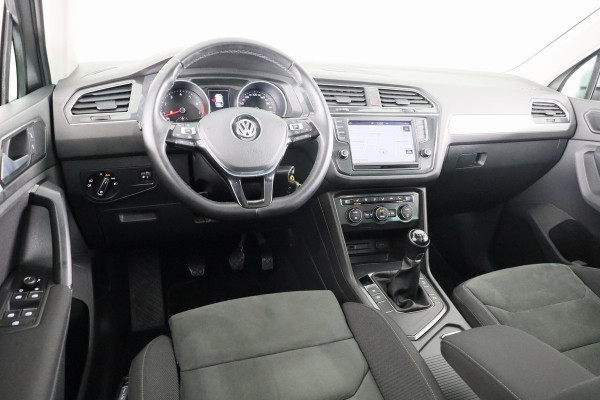 Volkswagen Tiguan 1.4 TSI Connected Series | Trekhaak | Panoramadak | Stoelverwarming | Apple Carplay |