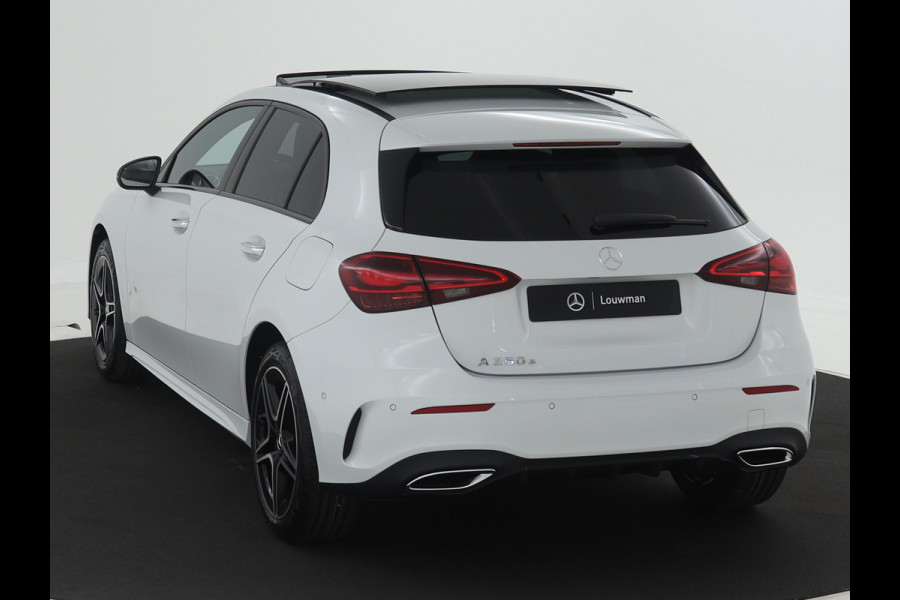 Mercedes-Benz A-Klasse 250 e AMG Line | Premium Pack | Panoramaschuifdak | Nightpakket | Sfeerverlichting | MBUX augmented reality voor navigatie | Dodehoekassistent | Parkeerpakket met achteruitrijcamera | Extra USB-poorten |