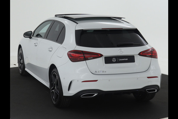 Mercedes-Benz A-Klasse 250 e AMG Line | Premium Pack | Panoramaschuifdak | Nightpakket | Sfeerverlichting | MBUX augmented reality voor navigatie | Dodehoekassistent | Parkeerpakket met achteruitrijcamera | Extra USB-poorten |