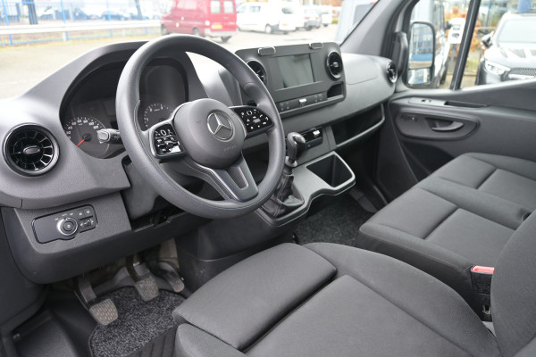 Mercedes-Benz Sprinter 317 CDI L2H2 RWD MBUX met navigatie 360 graden camera en parkeersensoren, Geveerde stoel, Etc.