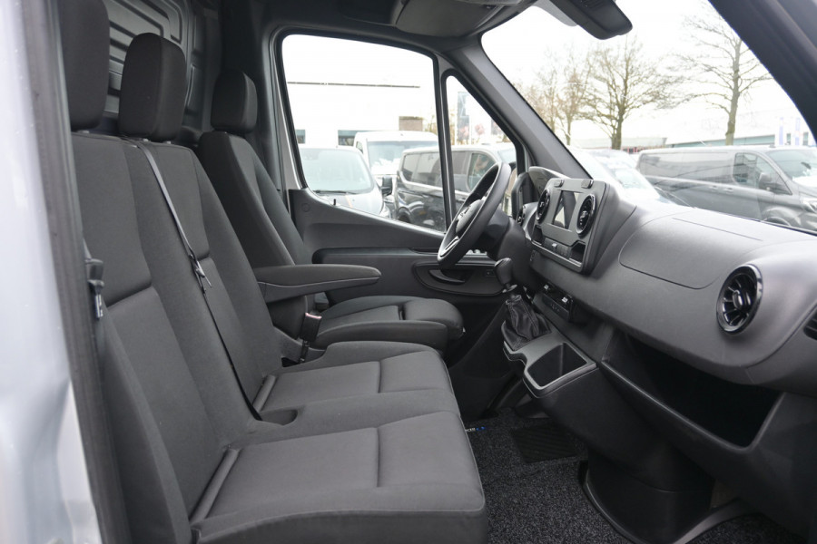 Mercedes-Benz Sprinter 317 CDI L2H2 RWD MBUX met navigatie 360 graden camera en parkeersensoren, Geveerde stoel, Etc.