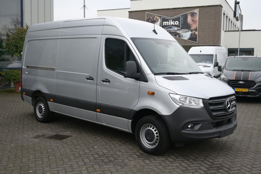 Mercedes-Benz Sprinter 317 CDI L2H2 RWD MBUX met navigatie 360 graden camera en parkeersensoren, Geveerde stoel, Etc.