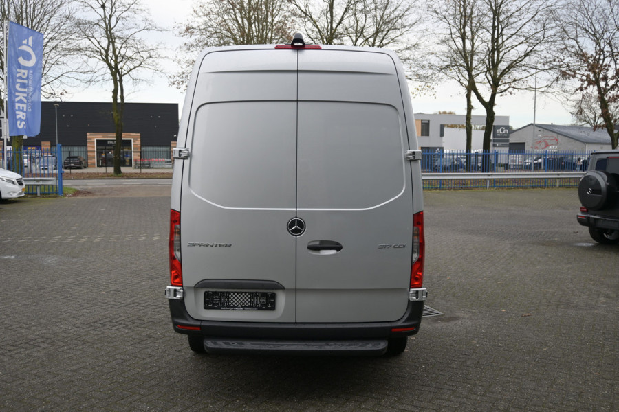 Mercedes-Benz Sprinter 317 CDI L2H2 RWD MBUX met navigatie 360 graden camera en parkeersensoren, Geveerde stoel, Etc.