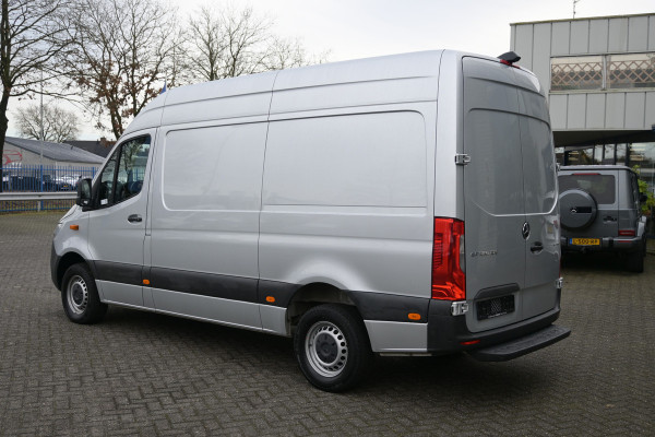 Mercedes-Benz Sprinter 317 CDI L2H2 RWD MBUX met navigatie 360 graden camera en parkeersensoren, Geveerde stoel, Etc.