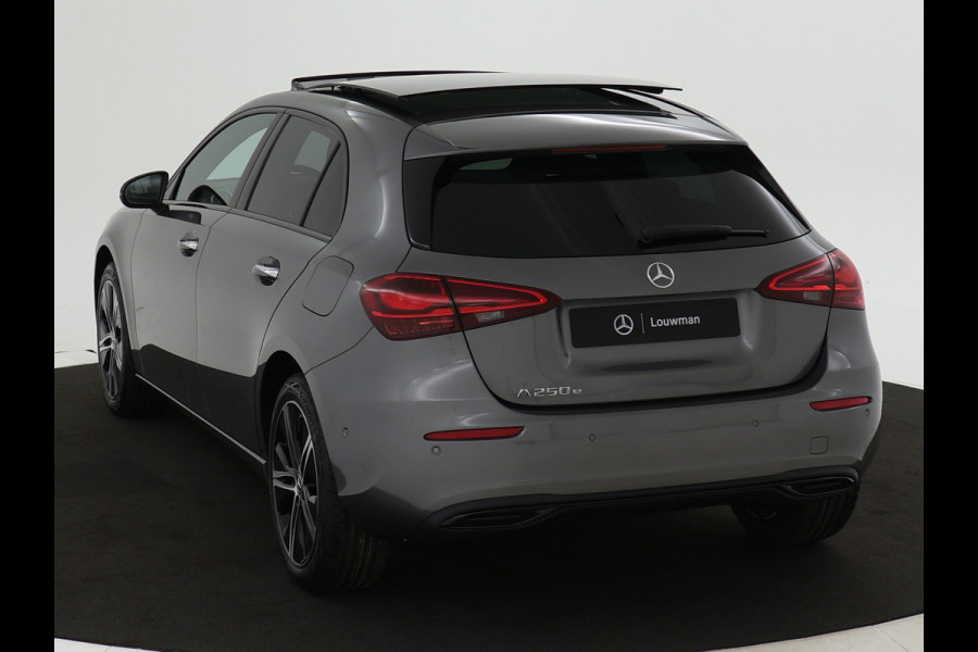 Mercedes-Benz A-Klasse 250 e Star Edition Luxury Line | Nightpakket | Dodehoekassistent | Parkeerpakket met achteruitrijcamera | KEYLESS GO | Extra USB-poorten | Sfeerverlichting | URBAN GUARD vehicle protection | 	Panoramaschuifdak |