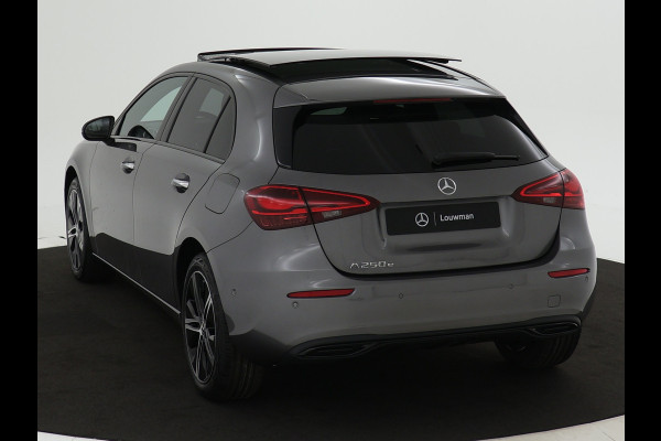 Mercedes-Benz A-Klasse 250 e Star Edition Luxury Line | Nightpakket | Dodehoekassistent | Parkeerpakket met achteruitrijcamera | KEYLESS GO | Extra USB-poorten | Sfeerverlichting | URBAN GUARD vehicle protection | 	Panoramaschuifdak |