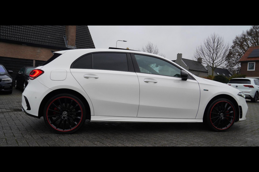 Mercedes-Benz A-Klasse 250 e Premium Plus | AMG Pakket | Panorama | Sfeerverlichting | Camera | Luxe leder / alcantara | Assisted