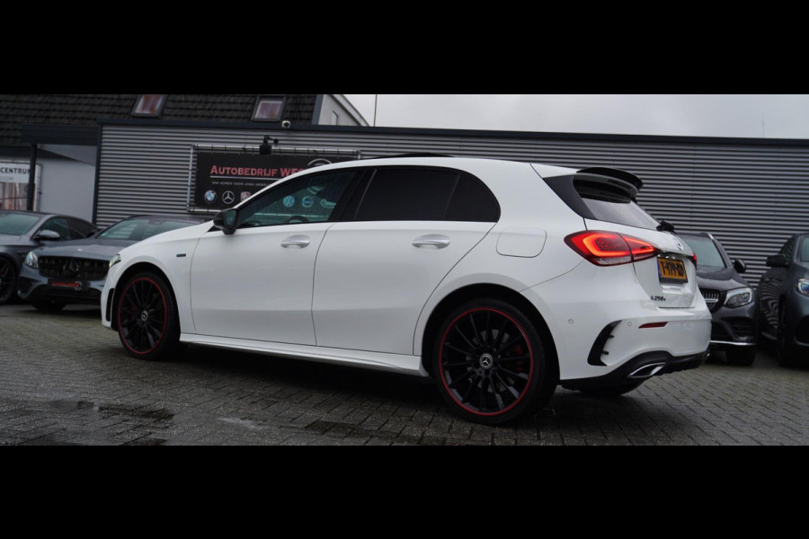 Mercedes-Benz A-Klasse 250 e Premium Plus | AMG Pakket | Panorama | Sfeerverlichting | Camera | Luxe leder / alcantara | Assisted