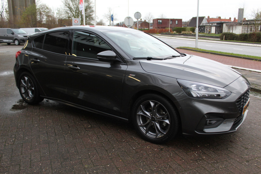 Ford Focus 1.0 EcoBoost Hybrid ST Line X Business 125pk Navigatie , Cruise  control , Trekhaak , Bluetooth Camera , Parkeersensoren rondom , stoel en stuur verwarming