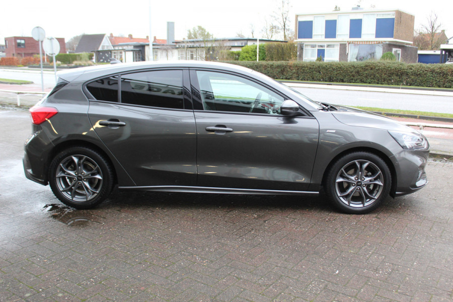 Ford Focus 1.0 EcoBoost Hybrid ST Line X Business 125pk Navigatie , Cruise  control , Trekhaak , Bluetooth Camera , Parkeersensoren rondom , stoel en stuur verwarming