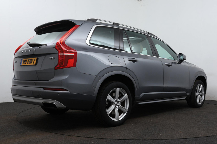 Volvo XC90 2.0 T8 Twin Engine AWD Momentum EINDEJAAR AANBIEDING!!! (NL-auto, 1e eig, Pano, 7 pers, Stoel/stuur verwarming, Navi)