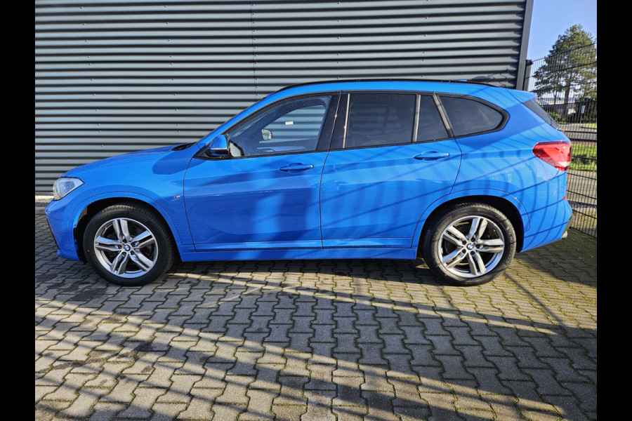 BMW X1 sDrive20i M Sport 192pk Misano Blauw Metallic | Sportstoelen Verwarmd | Navi Pro | Sfeerverlichting | LED Koplampen | 18"L.M | Sportstuur |