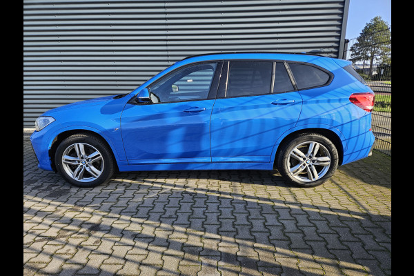 BMW X1 sDrive20i M Sport 192pk Misano Blauw Metallic | Sportstoelen Verwarmd | Navi Pro | Sfeerverlichting | LED Koplampen | 18"L.M | Sportstuur |