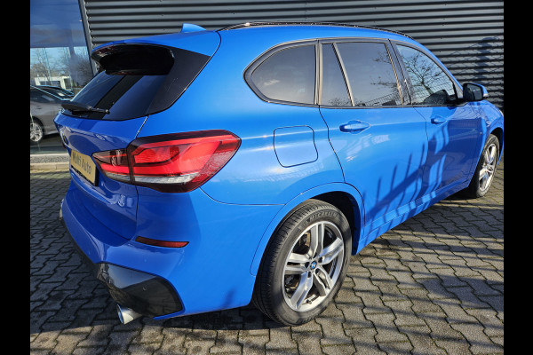 BMW X1 sDrive20i M Sport 192pk Misano Blauw Metallic | Sportstoelen Verwarmd | Navi Pro | Sfeerverlichting | LED Koplampen | 18"L.M | Sportstuur |