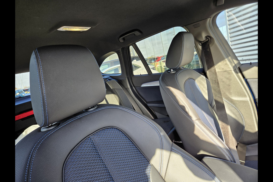 BMW X1 sDrive20i M Sport 192pk Misano Blauw Metallic | Sportstoelen Verwarmd | Navi Pro | Sfeerverlichting | LED Koplampen | 18"L.M | Sportstuur |