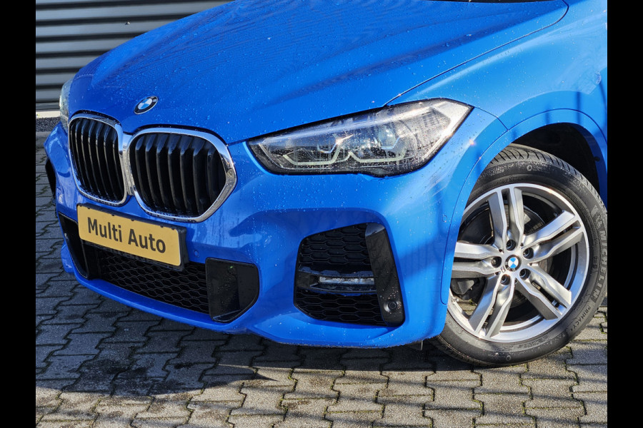 BMW X1 sDrive20i M Sport 192pk Misano Blauw Metallic | Sportstoelen Verwarmd | Navi Pro | Sfeerverlichting | LED Koplampen | 18"L.M | Sportstuur |