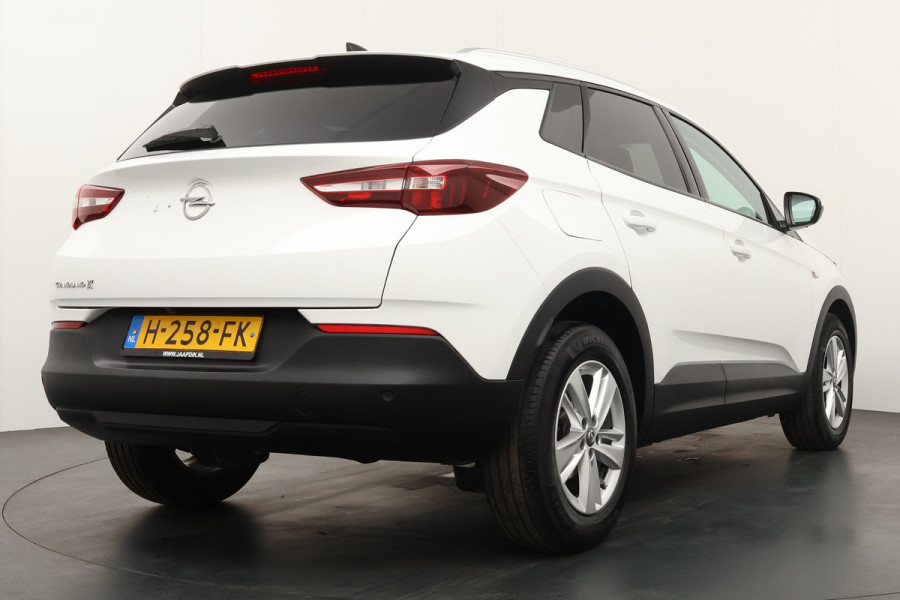 Opel Grandland X BWJ 2020 | 1.2T Business Ed automaat | CRUISE| NAVI | CAMERA A | TREKHAAK | CARPLAY | PRIVACY GLASS |