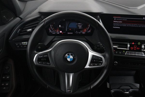 BMW 1-serie 118i High Executive Edition SPORT (NAVIGATIE, PARKEERSENSOREN, LEDER, STOELVERWARMING, 1e EIGENAAR)