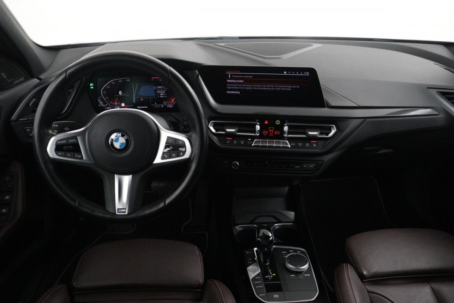 BMW 1-serie 118i High Executive Edition SPORT (NAVIGATIE, PARKEERSENSOREN, LEDER, STOELVERWARMING, 1e EIGENAAR)