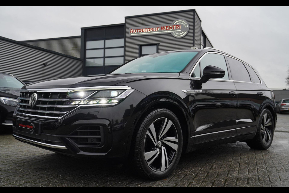 Volkswagen Touareg 3.0 TDI Atmosphere | Panorama | HuD | R-line | Elek Trekhaak | Luxe Leder | Sfeerverlichting | Adaptieve Cruise