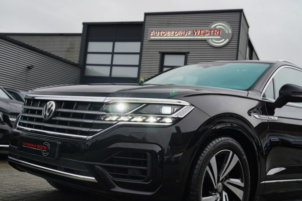 Volkswagen Touareg 3.0 TDI Atmosphere | Panorama | HuD | R-line | Elek Trekhaak | Luxe Leder | Sfeerverlichting | Adaptieve Cruise