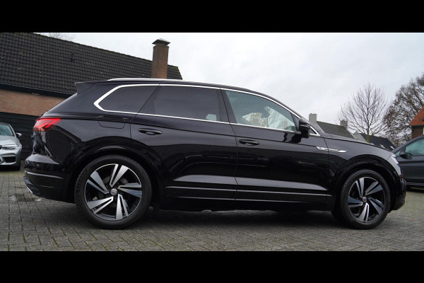 Volkswagen Touareg 3.0 TDI Atmosphere | Panorama | HuD | R-line | Elek Trekhaak | Luxe Leder | Sfeerverlichting | Adaptieve Cruise