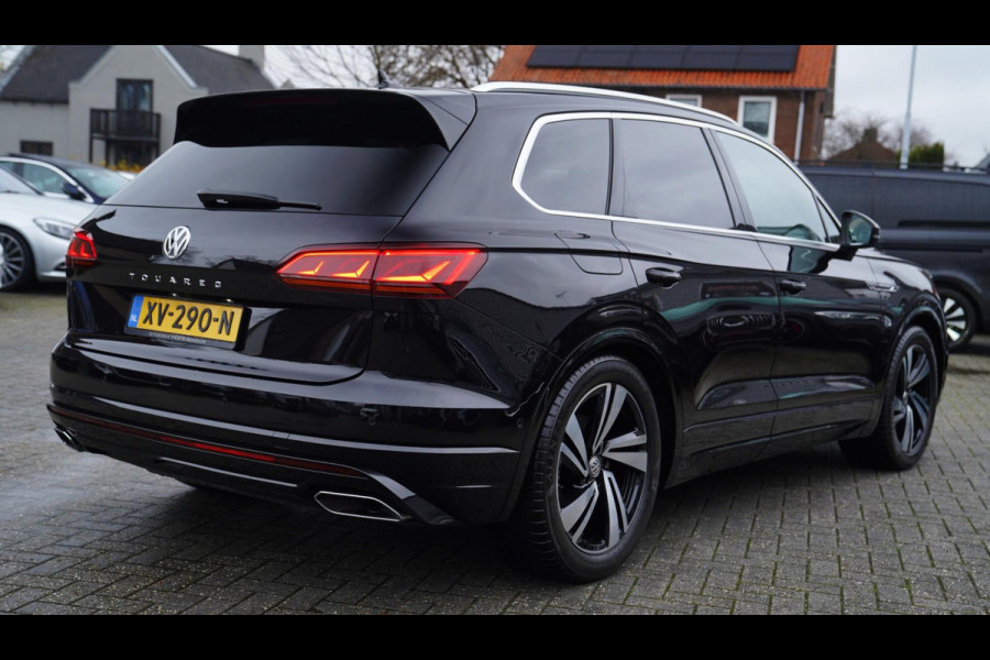 Volkswagen Touareg 3.0 TDI Atmosphere | Panorama | HuD | R-line | Elek Trekhaak | Luxe Leder | Sfeerverlichting | Adaptieve Cruise