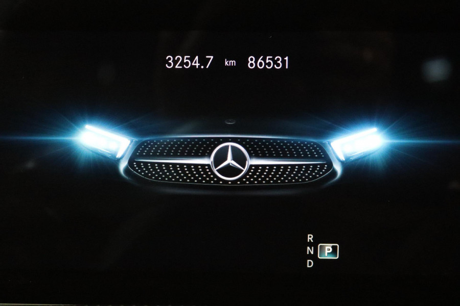 Mercedes-Benz A-Klasse 180 Solution AMG Night Upgrade (PANORAMADAK, CAMERA, STOELVERWARMING, PARKEERSENSOREN, 1e EIGENAAR)