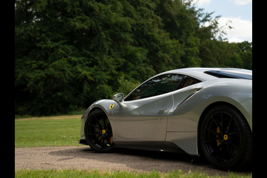 Ferrari 488 Pista | Lift | Cuoio Alcantara! | Full PPF | Veel carbon | Argento Nurburgring