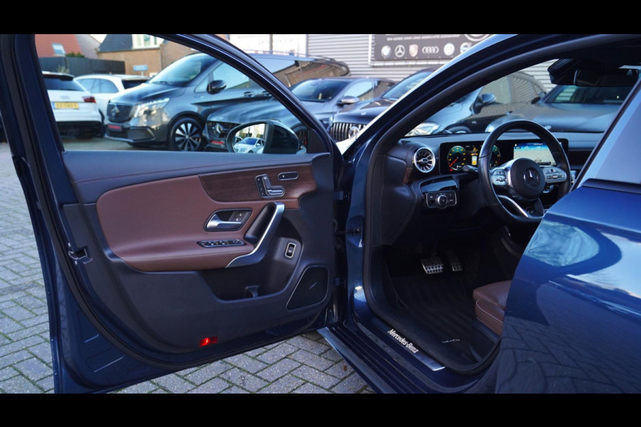 Mercedes-Benz A-Klasse 180 d Launch Edition Premium Plus | Stoelverwarming | 360 Camera | Pano