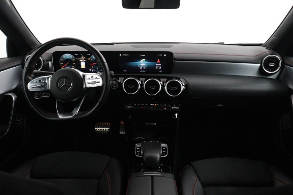 Mercedes-Benz CLA-Klasse 200 Business Solution AMG (NL-auto, Dealer onderH, Navi, Carplay, Camera, StoelV, Climate Con, Etc)