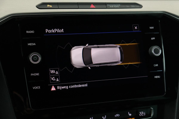 Volkswagen Passat 1.4 TSI R-line | Trekhaak | Stoelverwarming | Carplay | Trekhaak | Full LED | Adaptive cruise | Active Info | Navigatie | PDC | Leder/Alcantara