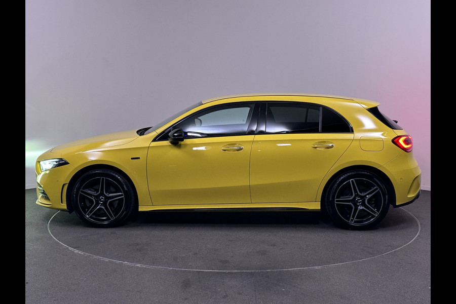 Mercedes-Benz A-Klasse 250 e AMG Edition Plug In Hybrid Dealer O.H 218pk PHEV | Adaptive Cruise | Burmester | Multibeam LED | Widescreen Navi | Sfeerverlichting | Apple Carplay | DAB |