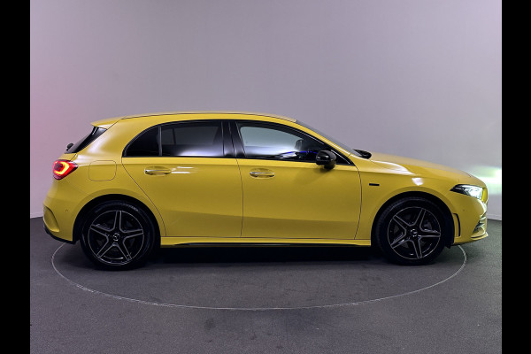 Mercedes-Benz A-Klasse 250 e AMG Edition Plug In Hybrid Dealer O.H 218pk PHEV | Adaptive Cruise | Burmester | Multibeam LED | Widescreen Navi | Sfeerverlichting | Apple Carplay | DAB |