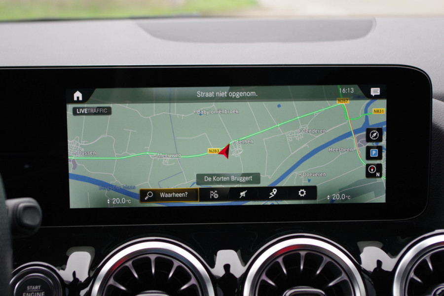 Mercedes-Benz GLA 180 AMG Line Automaat, Trekhaak, Groot-Navigatie, Camera, Sfeerverlichting, Carplay