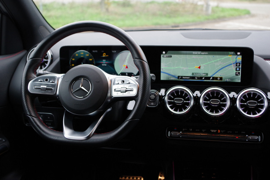 Mercedes-Benz GLA 180 AMG Line Automaat, Trekhaak, Groot-Navigatie, Camera, Sfeerverlichting, Carplay