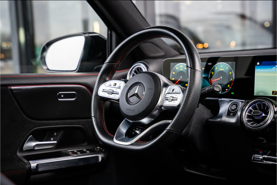 Mercedes-Benz Glb 200 4MATIC AMG - Panorama | Elek. trekhaak | Carbon | Sfeerverlichting