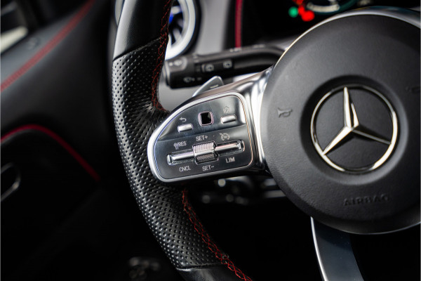 Mercedes-Benz Glb 200 4MATIC AMG - Panorama | Elek. trekhaak | Carbon | Sfeerverlichting