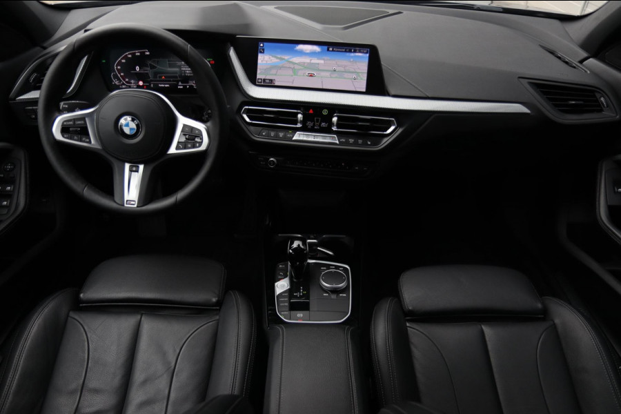 BMW 1-serie 120i / KEYLESS / LIVE COCKPIT / LEDER / DODEHOEK / CARPLAY / SFEERVERLICHTING